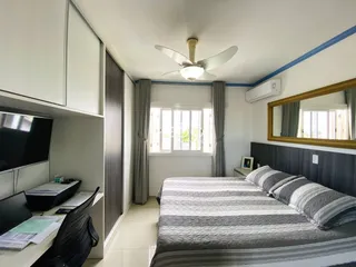 Quarto com cama e janela em um apartamento.
