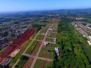 Vista aérea de um terreno com áreas agrícolas e desenvolvimento residencial na região de Lajeado.
