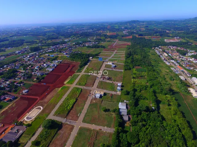 Vista aérea de um terreno com áreas agrícolas e desenvolvimento residencial na região de Lajeado.