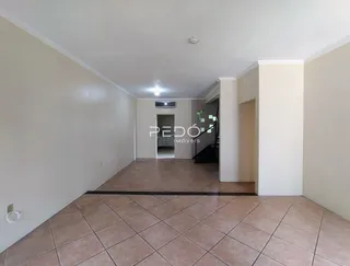 Vista de um corredor interno com piso de cerâmica.