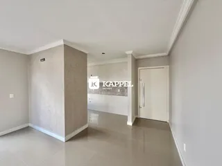 Ambiente interno amplo com piso claro e paredes brancas.