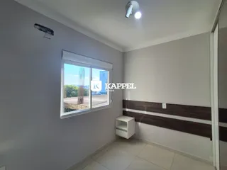 Sala de estar com parede de destaque e janela que oferece vista externa.