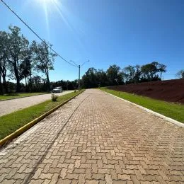 Vista de um caminho pavimentado de tijolos em uma área externa.