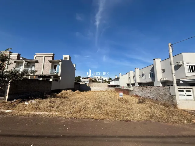 Vista externa de casas em Lajeado, Brasil, com terreno gramado na frente.