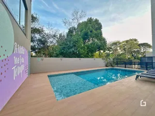 Vista da piscina e área externa de uma residência em Lajeado.