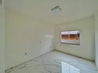 Sala ampla com piso de mármore branco.
