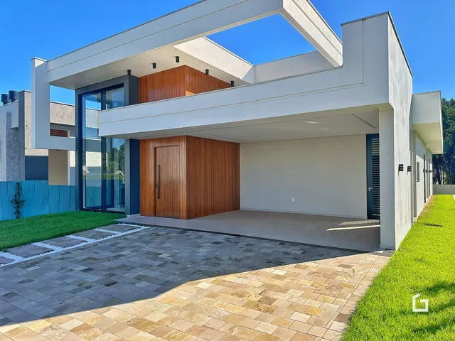 Fachada moderna de uma residência em Lajeado, Brasil.