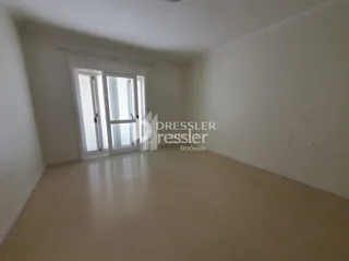 Vista interna de um cômodo com paredes brancas e piso claro.
