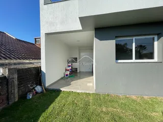Fachada moderna de uma casa em Lajeado, Brasil, com jardim gramado.