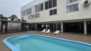 Fachada de um prédio com área de piscina no Brasil.