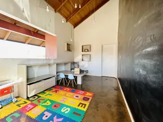 Foto de uma sala com piso de concreto e decoração colorida em um imóvel.