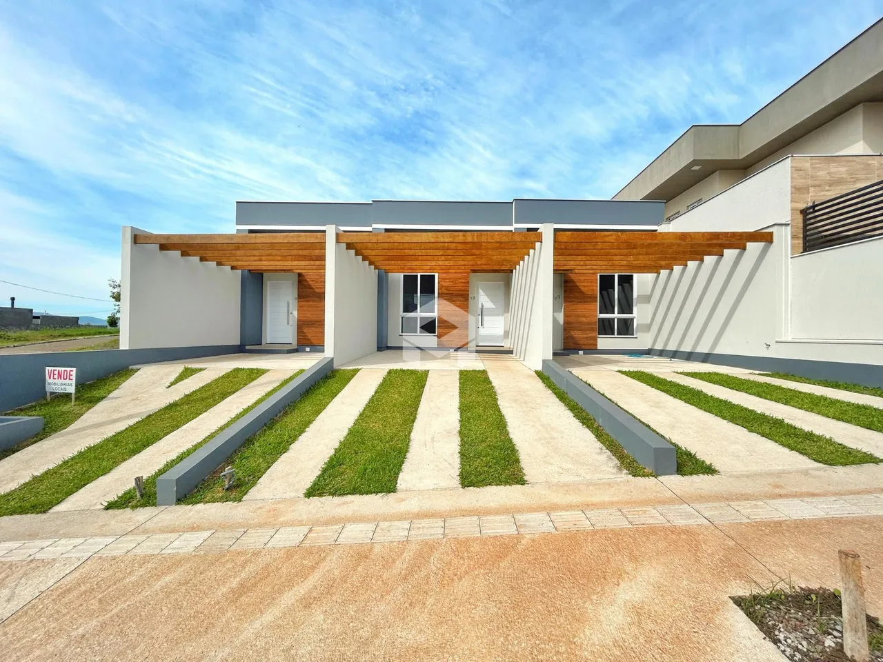 Fachada moderna de uma residência em Lajeado, Brasil com jardim frontal.