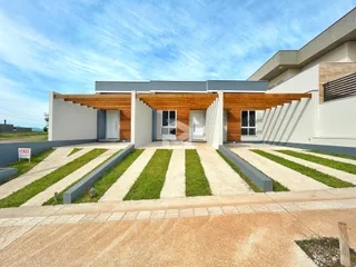 Fachada moderna de uma residência em Lajeado, Brasil com jardim frontal.