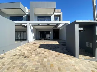 Fachada externa de um imóvel moderno em Lajeado, Brasil, com área pavimentada.