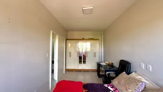 Quarto com armário branco e cama em ambiente interno.