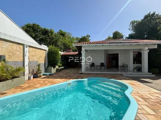 Foto da área externa com piscina e paisagismo de uma residência em Lajeado.