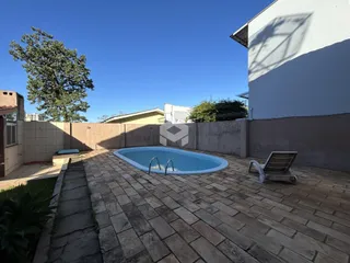 Vista do quintal com piscina e área pavimentada em Lajeado.