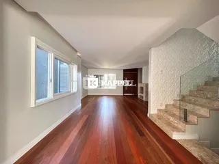 Foto de um corredor longo com piso de madeira polida.