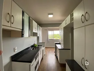 Vista da cozinha e área de passagem de um imóvel em Lajeado, Brasil.