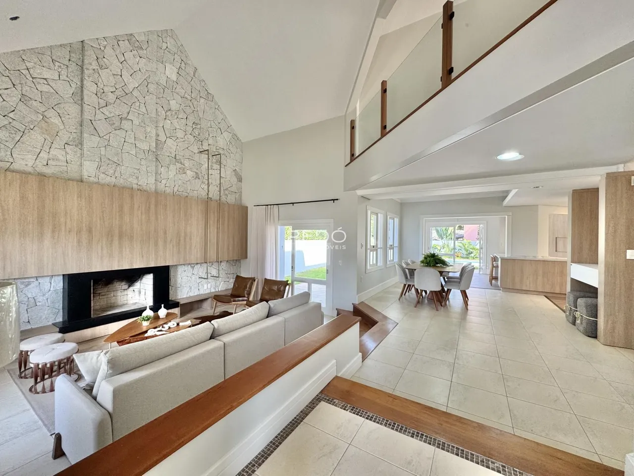 Sala de estar moderna com lareira e acesso a uma área externa.
