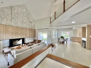Sala de estar moderna com lareira e acesso a uma área externa.