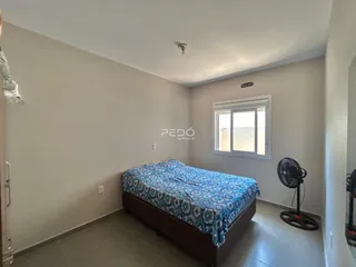 Quarto com cama e janela em um imóvel no Brasil.