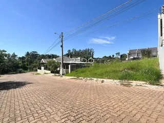 Vista da propriedade em Lajeado, Brasil, mostrando a frente e a área gramada.