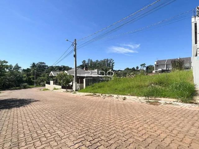 Vista da propriedade em Lajeado, Brasil, mostrando a frente e a área gramada.