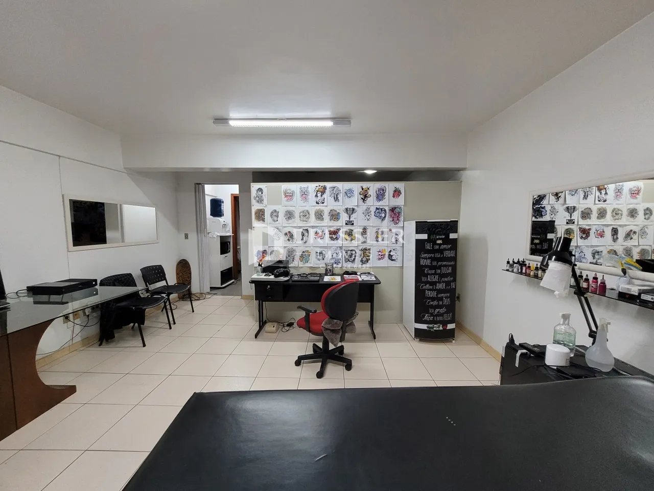 Foto de um ambiente interno com equipamentos de massagem e decoração de parede.