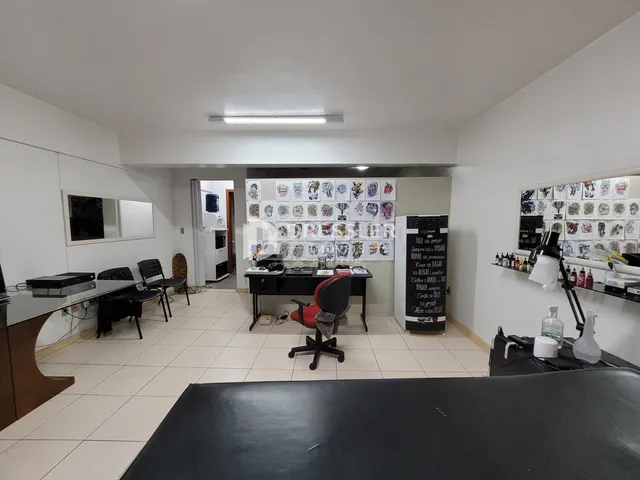 Foto de um ambiente interno com equipamentos de massagem e decoração de parede.