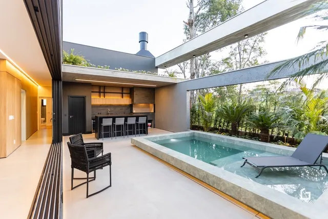 Área externa com piscina e espaço gourmet em Lajeado.