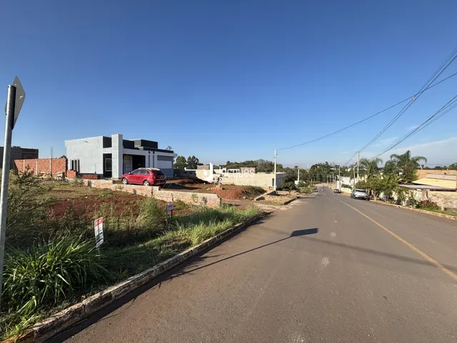 Vista da fachada de uma propriedade em Lajeado, Brasil, ao longo de uma estrada.