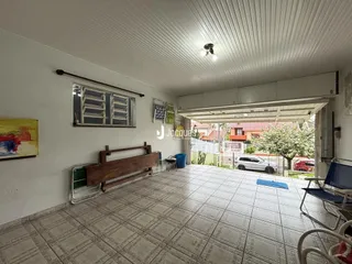 Interior de uma sala com piso de cerâmica e acesso ao quintal.