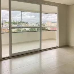 Vista externa através de portas de vidro grandes mostrando a paisagem urbana.