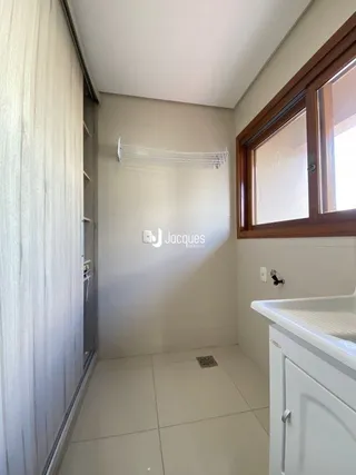 Quarto interno com parede branca e janela no ambiente.
