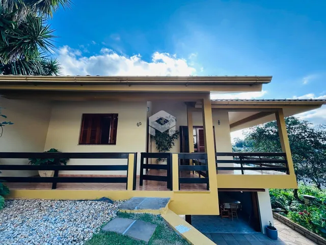 Fachada de uma casa em Lajeado, Brasil com varanda e jardim.