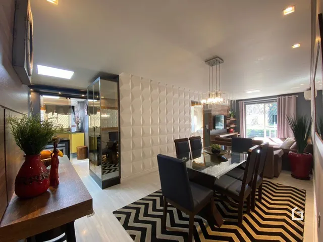 Sala de estar com piso geométrico e parede texturizada.