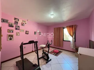 Esta é uma foto de uma sala com paredes rosa e piso de cerâmica.