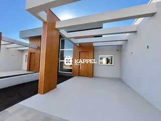 Fachada moderna de uma residência com detalhes em madeira e paredes brancas em Lajeado, Brasil.