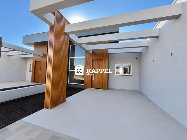 Fachada moderna de uma residência com detalhes em madeira e paredes brancas em Lajeado, Brasil.