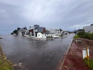 Vista externa de casas em uma rua molhada em Lajeado, Brasil.