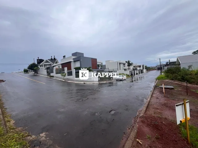 Vista externa de casas em uma rua molhada em Lajeado, Brasil.