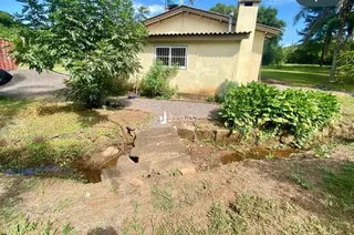 Vista externa da casa e jardim em Lajeado, Brasil.