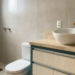 Foto de um banheiro mostrando um vaso sanitário e uma bancada.