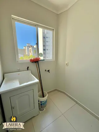 Foto de um banheiro interno com janela.