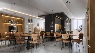Sala de estar moderna com pé direito alto e iluminação de design.