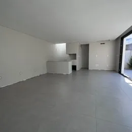 Foto de um ambiente interno amplo e vazio.