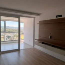 Sala com grandes portas de vidro que proporcionam uma vista panorâmica da paisagem.