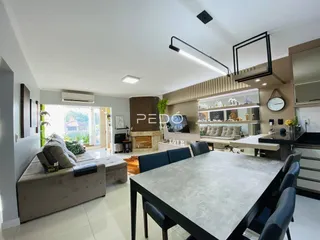 Sala de estar e jantar com vista para o exterior.