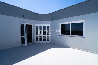 Fachada moderna de uma residência em Lajeado, Brasil, com portas de vidro e janelas.